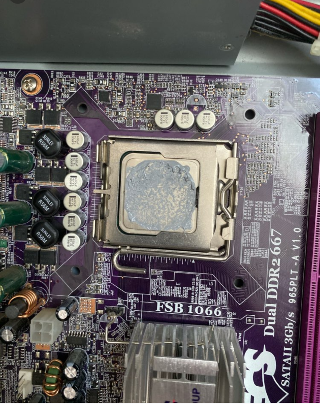 تصویر  خازن جامد مادربرد گرافیکی 4 ولت 680 میکروفاراد سایز 8*8 میلیمتر