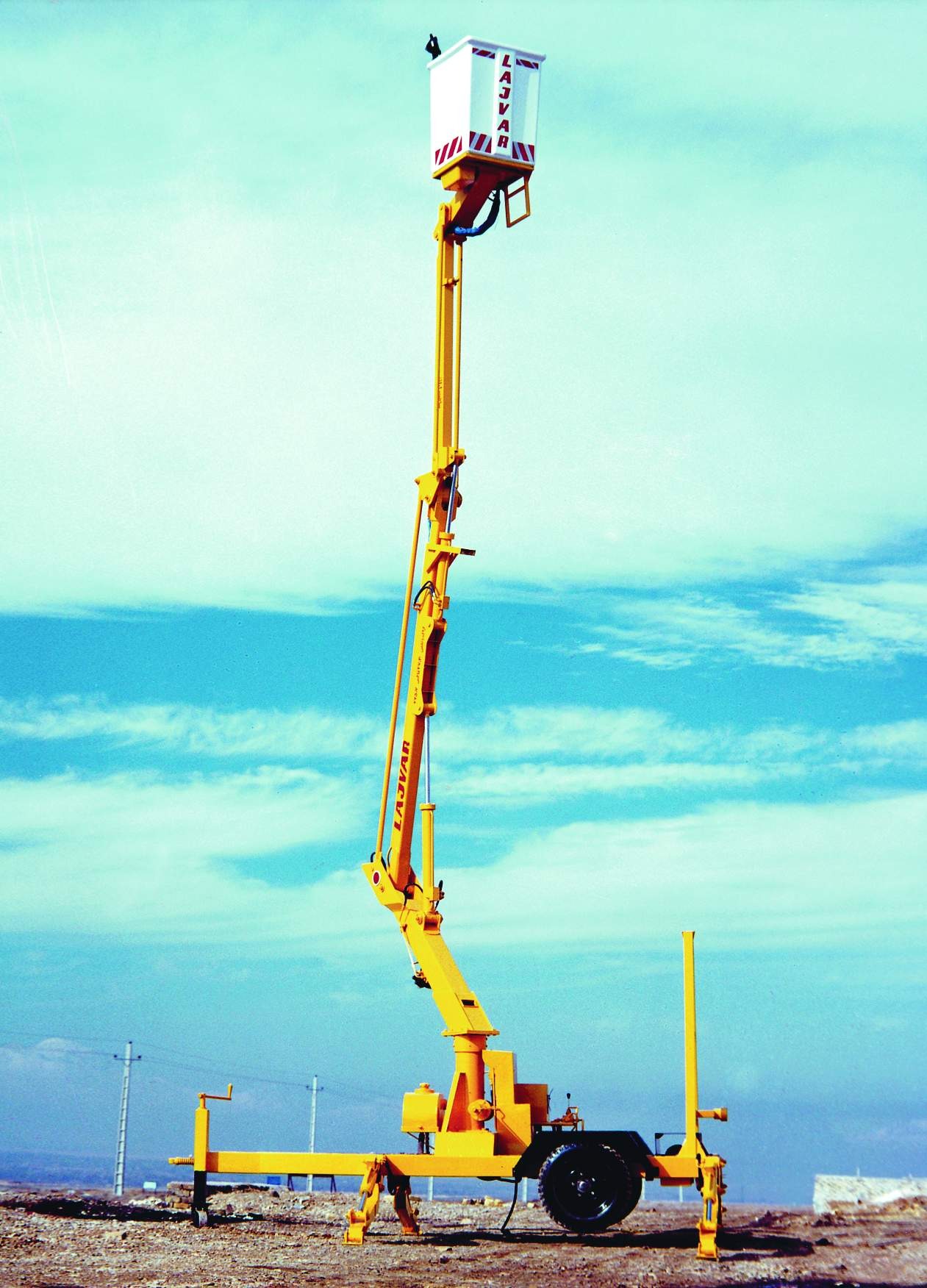 تصویر  بالابر یدک کش مفصلی شرکت لجور مدل TML 900