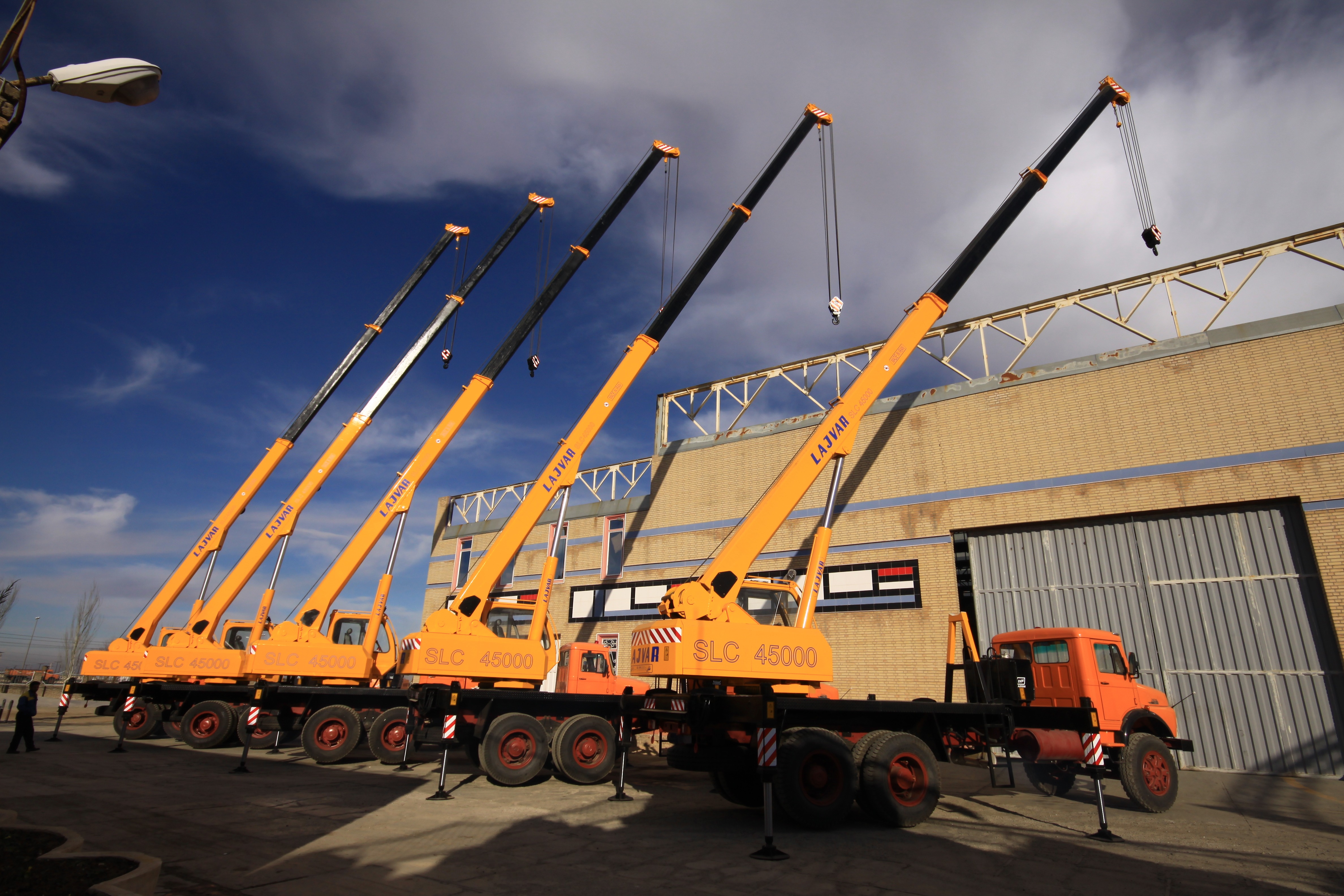 تصویر  جرثقیل 15 تن شرکت لجور مدل SLC 45000