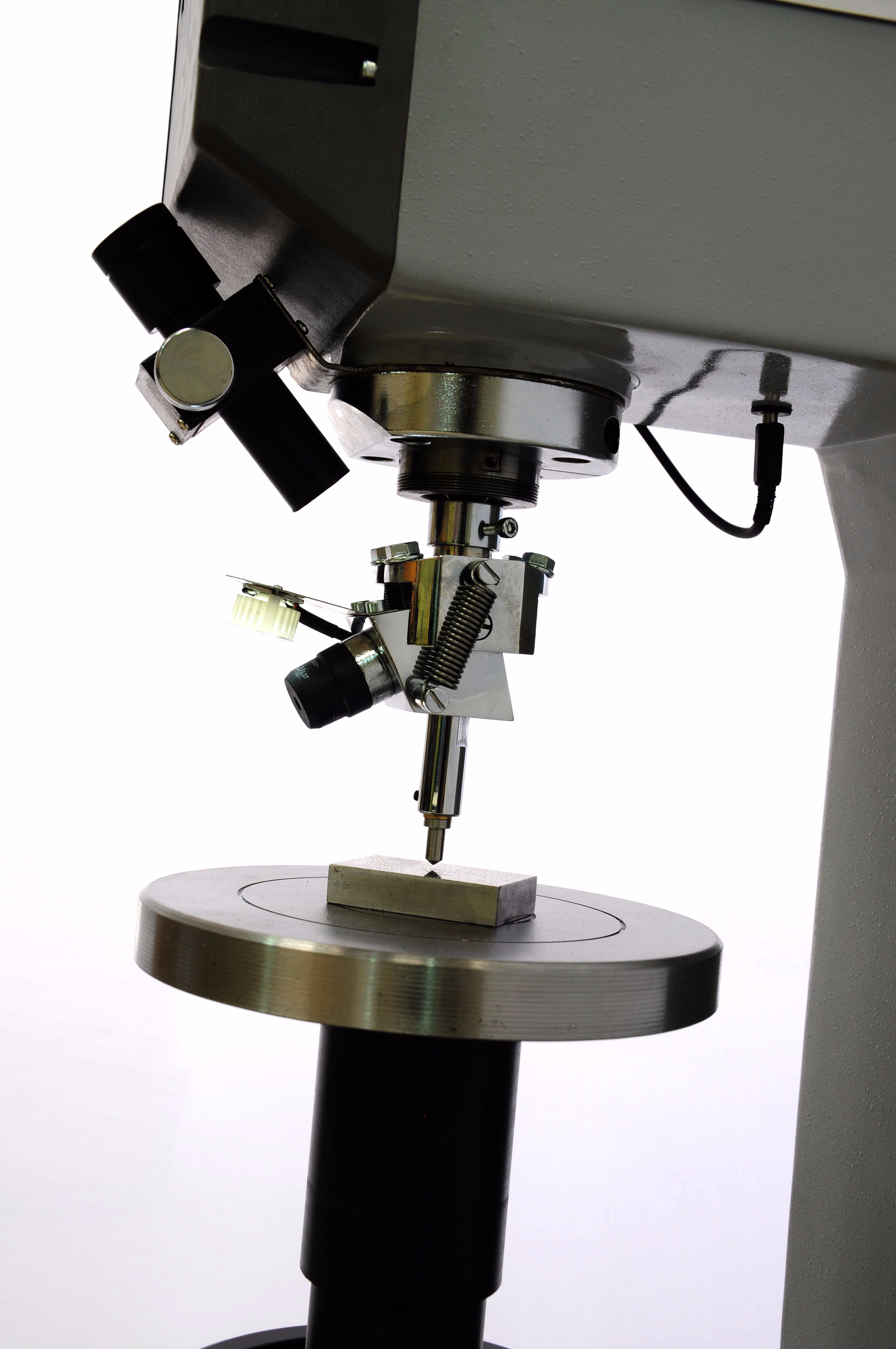 تصویر  دستگاه سختی سنج یونیورسال مدل UV1